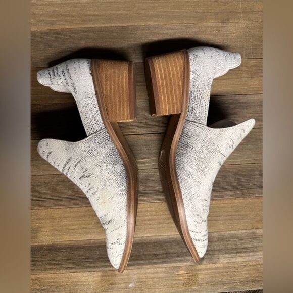 Chinese Laundry Fortune Bootie lizard/snakeskin print, pointed toe size 7. - Picture 3 of 11